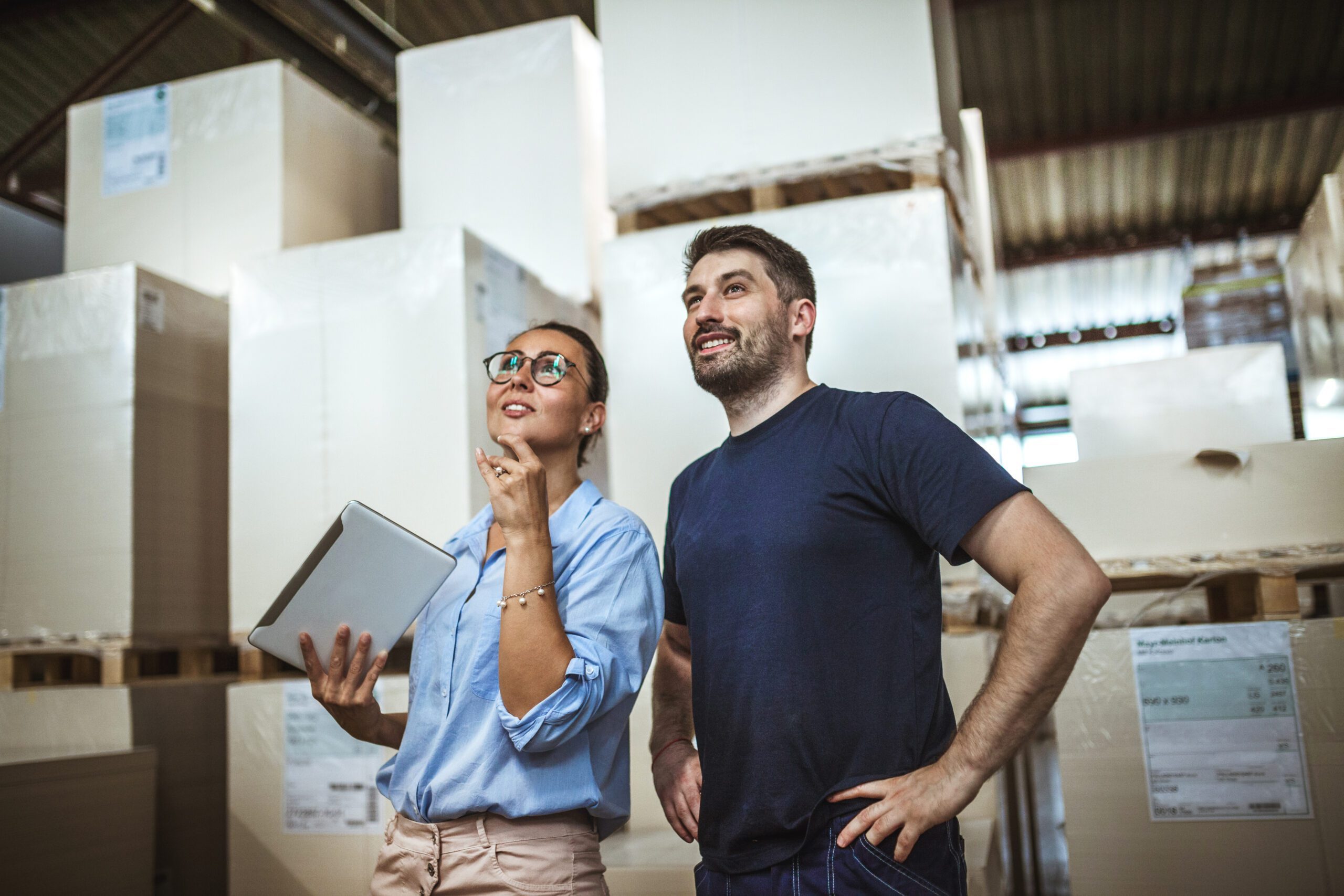 twee personen in warehouse