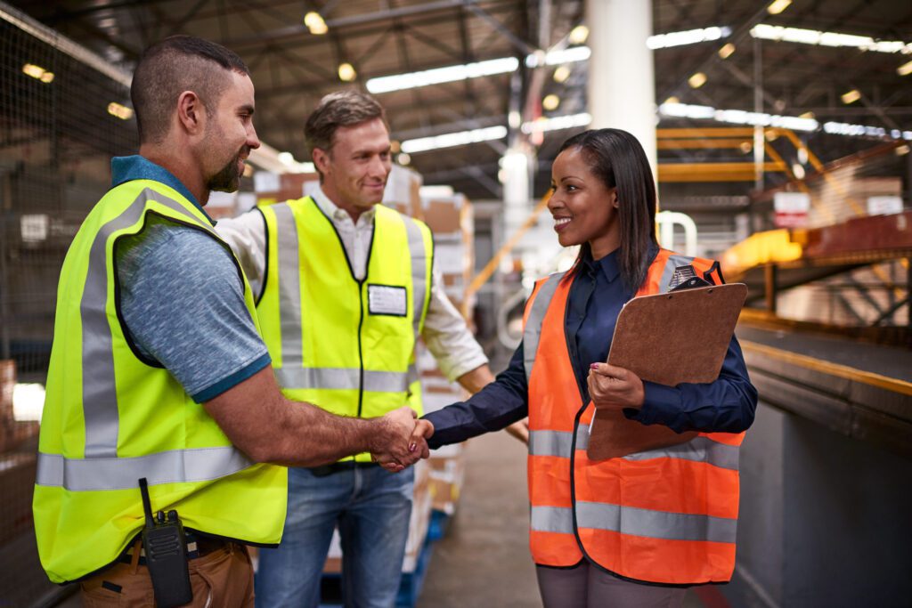 Warehouse supervisor schudt handen op warehouse vloer